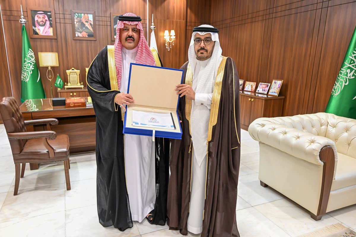 emara_hail's tweet photo. سمو #أمير_منطقة_حائل يستقبل رئيس مجلس إدارة جمعية "عزم" لدعم مرضى التصلب المتعدد أ.نزال بن خلف الشمري يرافقه عدد من أعضاء المجلس، ويطلع سموه على تقرير إنجازات الجمعية لعام 2024م وخطة العمل القادمة خلال عام 2025م. https://t.co/Si4vXC56ey