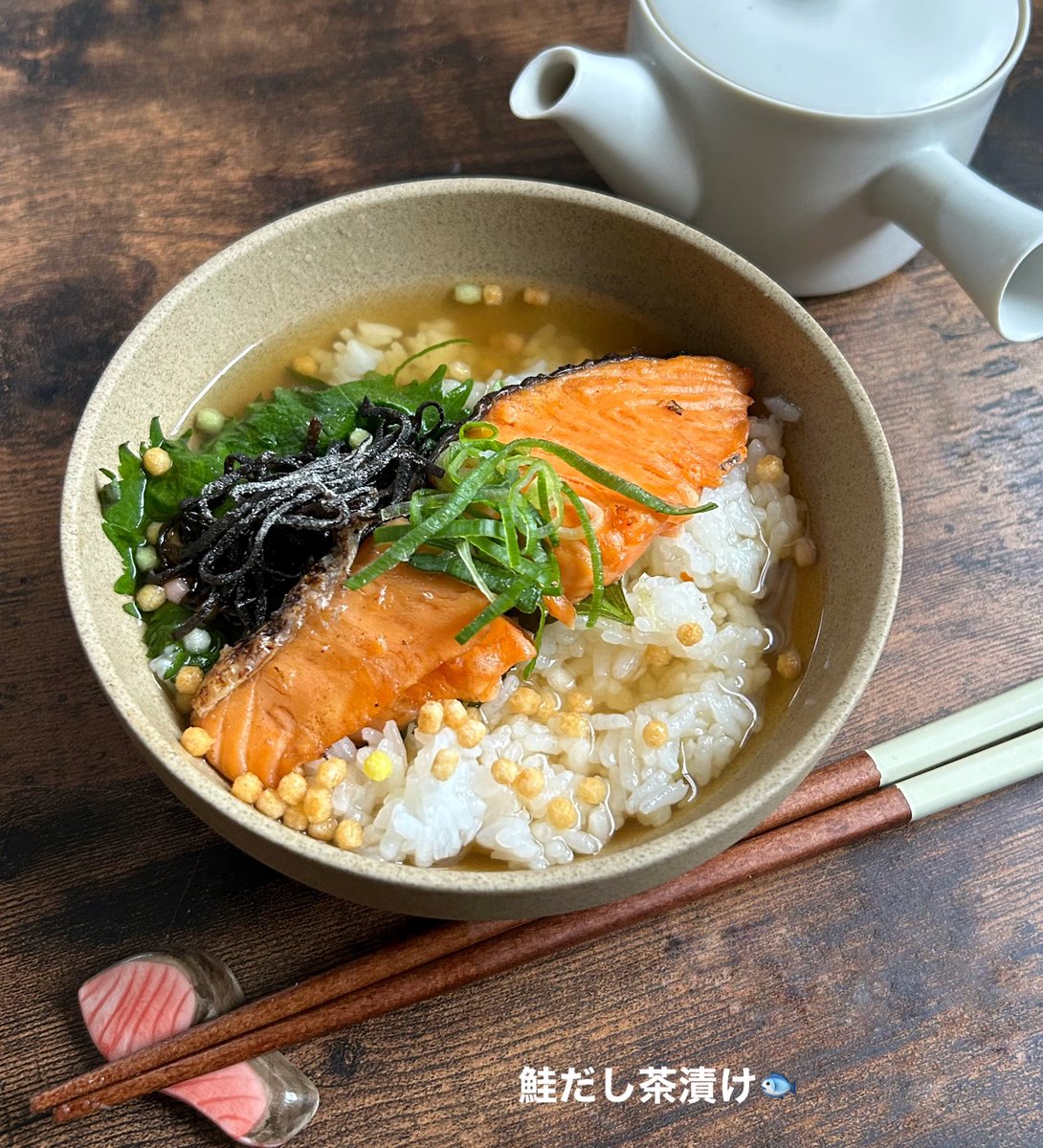 redbeanjam1210's tweet photo. 食べるとほっとするだし茶漬け🍚
お気に入りの出汁の配合は
お湯...260ml
和風だしの素...小さじ2
醤油...小さじ1
です☺️ https://t.co/SN7f9f70VN