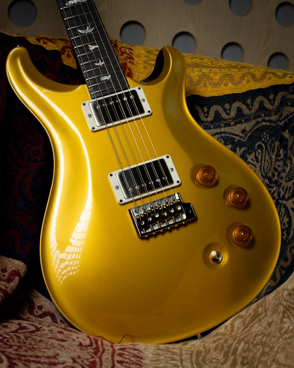 PiersPRSGuitars's tweet photo. An all-time favourite. 💛 With its stunning Gold Top and vintage-inspired tone, the PRS DGT proves why it’s a go-to for serious players everywhere. #GoldTopGlory #PRSguitars 
https://t.co/KYmmm2ho7p https://t.co/HAVdyHpuhO