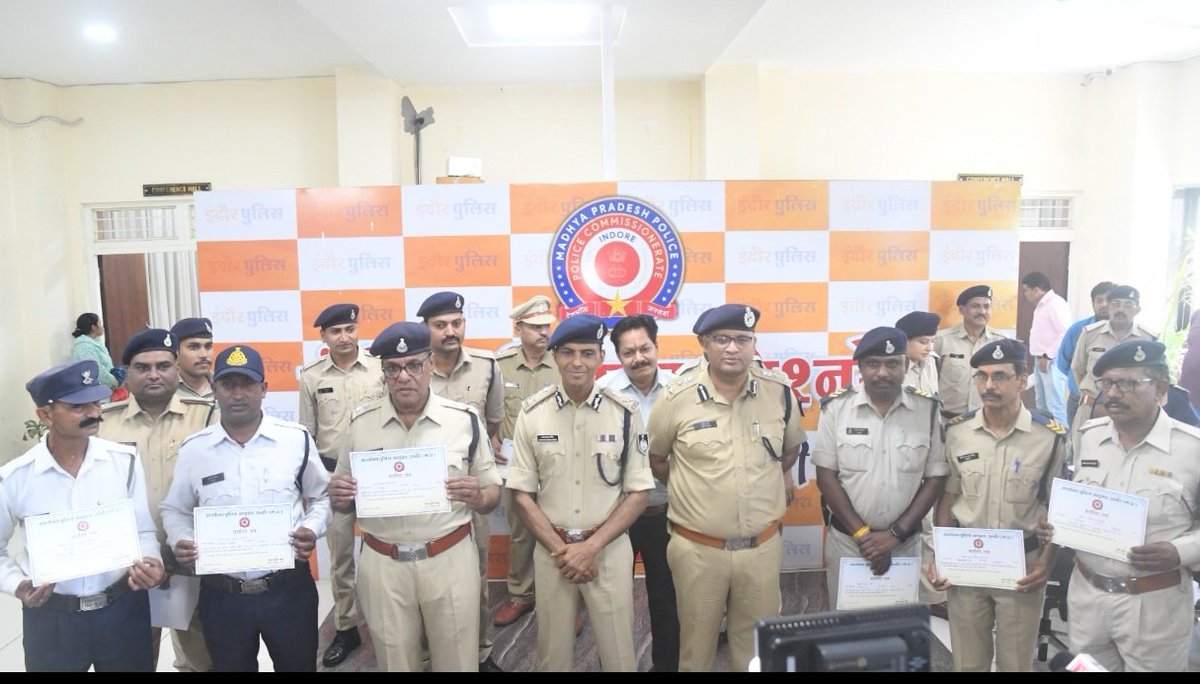 पुलिस कमिश्नर इंदौर ने तिलक नगर क्षेत्र में हुई आगजनी की घटना पर राहत एवं बचाव कार्य में महत्वपूर्ण भूमिका निभाने वाले 06 पुलिस अधिकारियों/कर्मचारियों सहित बेहतर कार्य करने वाले कुल 19 पुलिसकर्मियों को किया सम्मानित।
