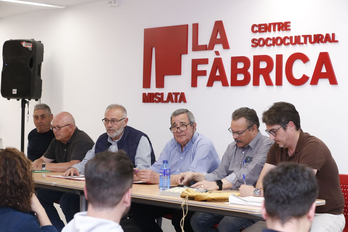 AjMislata's tweet photo. 🧑‍🌾  Los Huertos Urbanos de Mislata tienen nuevos agricultores y agricultoras urbanos.

🍅 El Centro Sociocultural La Fàbrica acogió ayer el sorteo de las 7 parcelas adjudicadas en la convocatoria pública de los Huertos Urbanos ubicados en el entorno del Pou del Quint de Mislata. https://t.co/PeeXTVse1R