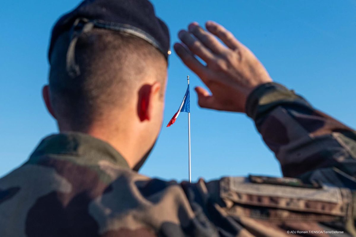 ENSOAOfficiel's tweet photo. Chaque jour, nos élèves se préparent à devenir de futurs leaders au sein de l’@armeedeterre et la levée des couleurs 🇫🇷 est un rappel fort de leur devoir envers la #Nation

#NosJeunesOps https://t.co/ceIHY5QLij