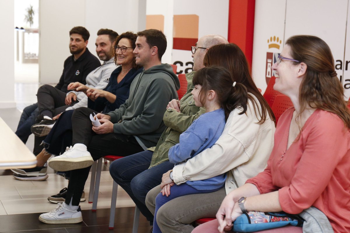AjMislata's tweet photo. 🧑‍🌾  Los Huertos Urbanos de Mislata tienen nuevos agricultores y agricultoras urbanos.

🍅 El Centro Sociocultural La Fàbrica acogió ayer el sorteo de las 7 parcelas adjudicadas en la convocatoria pública de los Huertos Urbanos ubicados en el entorno del Pou del Quint de Mislata. https://t.co/PeeXTVse1R