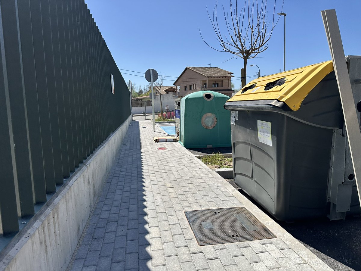 ricardodvg's tweet photo. @Ayto_Guadarrama rogaríamos se dignasen a recoger la basura de los nuevos cubos de basura de la calle bosque plateado. Los cuales están a rebosar y pegados al colegio. https://t.co/bAqdb2X98O