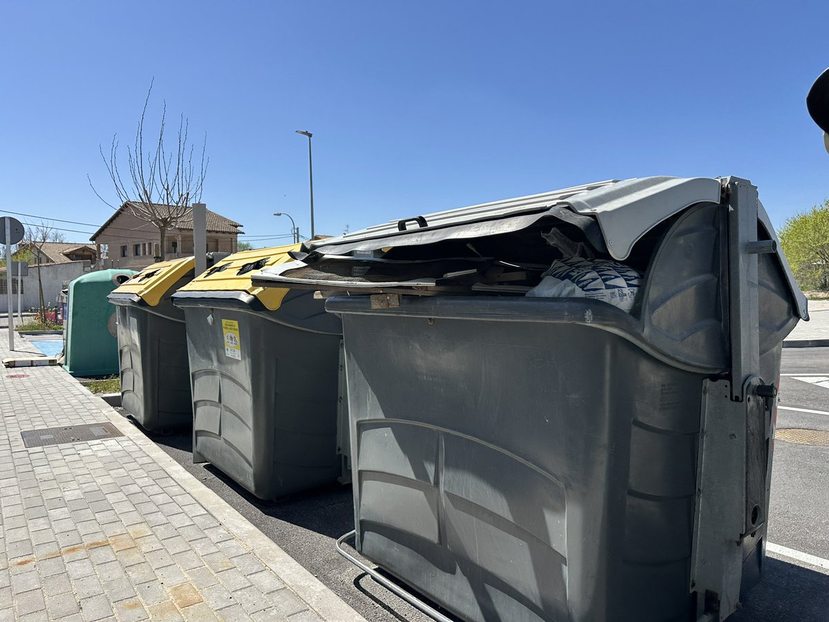 ricardodvg's tweet photo. @Ayto_Guadarrama rogaríamos se dignasen a recoger la basura de los nuevos cubos de basura de la calle bosque plateado. Los cuales están a rebosar y pegados al colegio. https://t.co/bAqdb2X98O