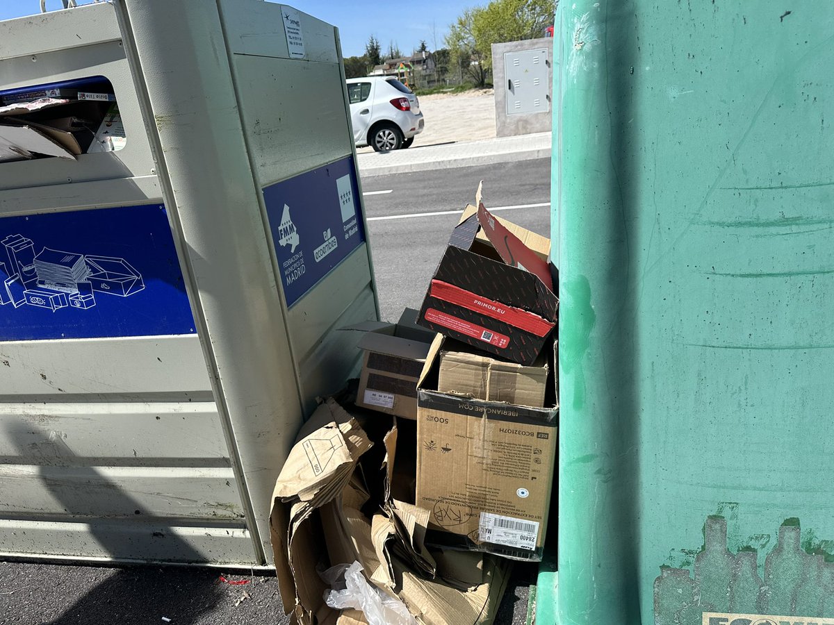ricardodvg's tweet photo. @Ayto_Guadarrama rogaríamos se dignasen a recoger la basura de los nuevos cubos de basura de la calle bosque plateado. Los cuales están a rebosar y pegados al colegio. https://t.co/bAqdb2X98O