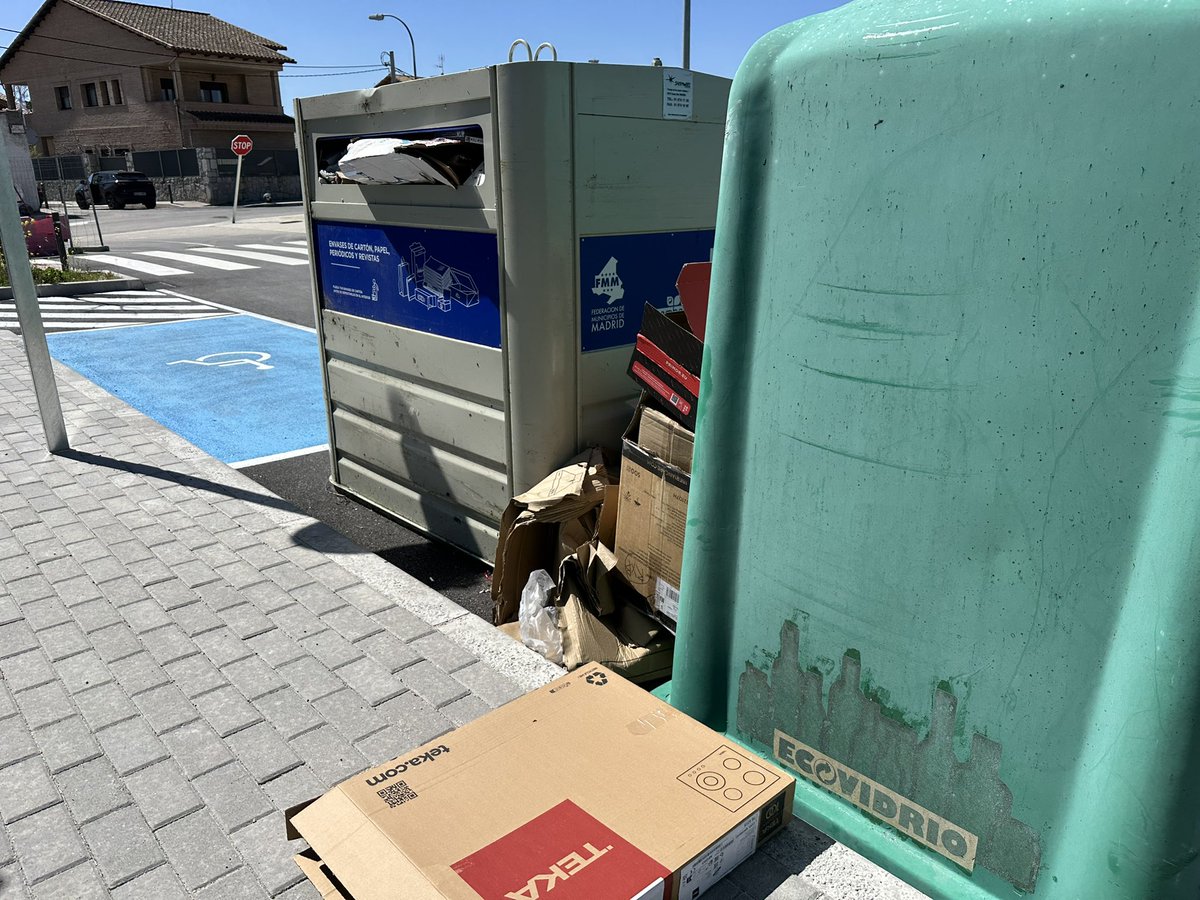 ricardodvg's tweet photo. @Ayto_Guadarrama rogaríamos se dignasen a recoger la basura de los nuevos cubos de basura de la calle bosque plateado. Los cuales están a rebosar y pegados al colegio. https://t.co/bAqdb2X98O