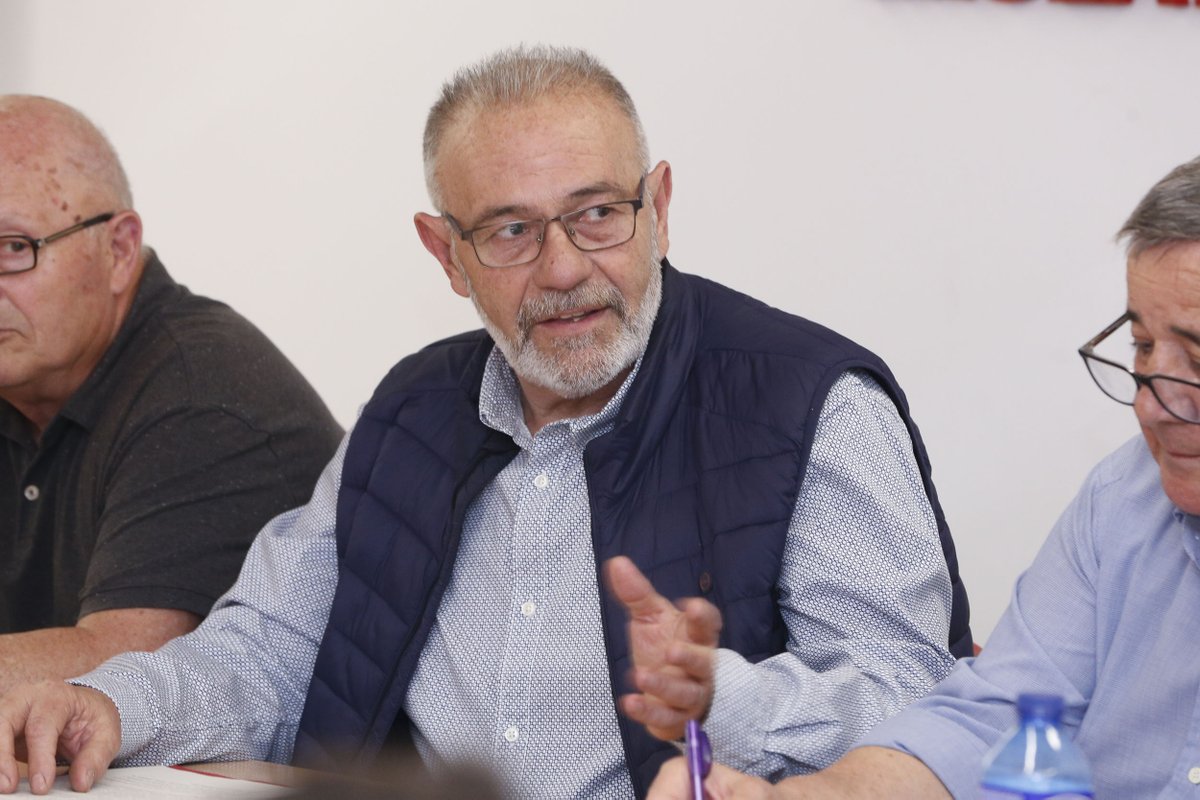 AjMislata's tweet photo. 🧑‍🌾El concejal de Agricultura, Francisco Herrero, y la junta gestora de los huertos, presidieron el sorteo y dieron la bienvenida a los nuevos agricultores urbanos

🍆Pronto entrarán a sus parcelas y comenzar a cultivar sus propias verduras, frutas y hortalizas de forma ecológica https://t.co/McZWIGFOVb