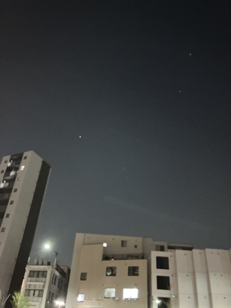 Mune1963's tweet photo. 目白上空UFOらしきもの目撃。一列に並んだ飛行物体が10個以上直列に飛行して、星が見えるのに順番に消えてった。 https://t.co/DFRRgnxGHW