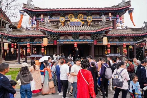 DongyangChina's tweet photo. 🚗📈 During the #Qingming holiday, #Dongyang's #tourism scene was buzzing! The city welcomed 542,800 visitors, with nearly 300,000 overnight stays. Hengdian Station saw a record 15,647 passengers in a single day, while expressway traffic surged 155% YoY. 🌸🏞️ #DongyangUpdates https://t.co/PGgltqiONd