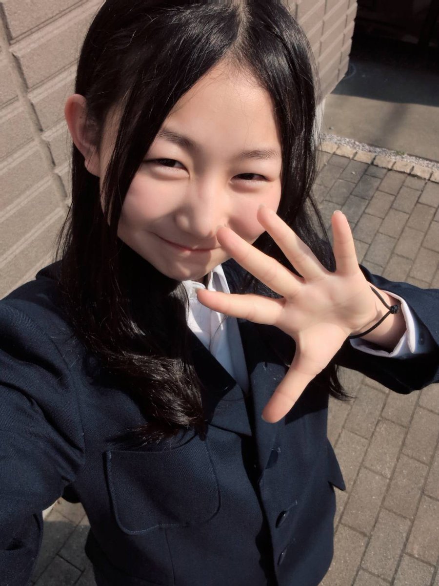 runanandesuga's tweet photo. なんとなんと！！今日は今年初めての学校でした！✨

いつも見られないけど、一応中3なの🤭💗

これからもお仕事にお勉強頑張らなきゃっ！👊🏻💖

ぜひぜひ応援よろしくねぇ😽💕

 #学校  #制服  #頑張る  #応援  #中3   #初めて  #お仕事  #勉強 https://t.co/srlVdgBago