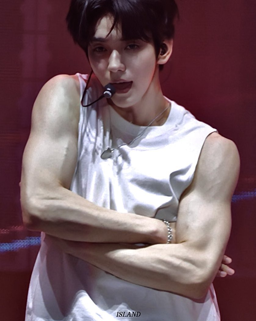 juyunism's tweet photo. SOOBIN PITS AND BICEPS DAMN HE'S BIG https://t.co/YM90mgSwv0