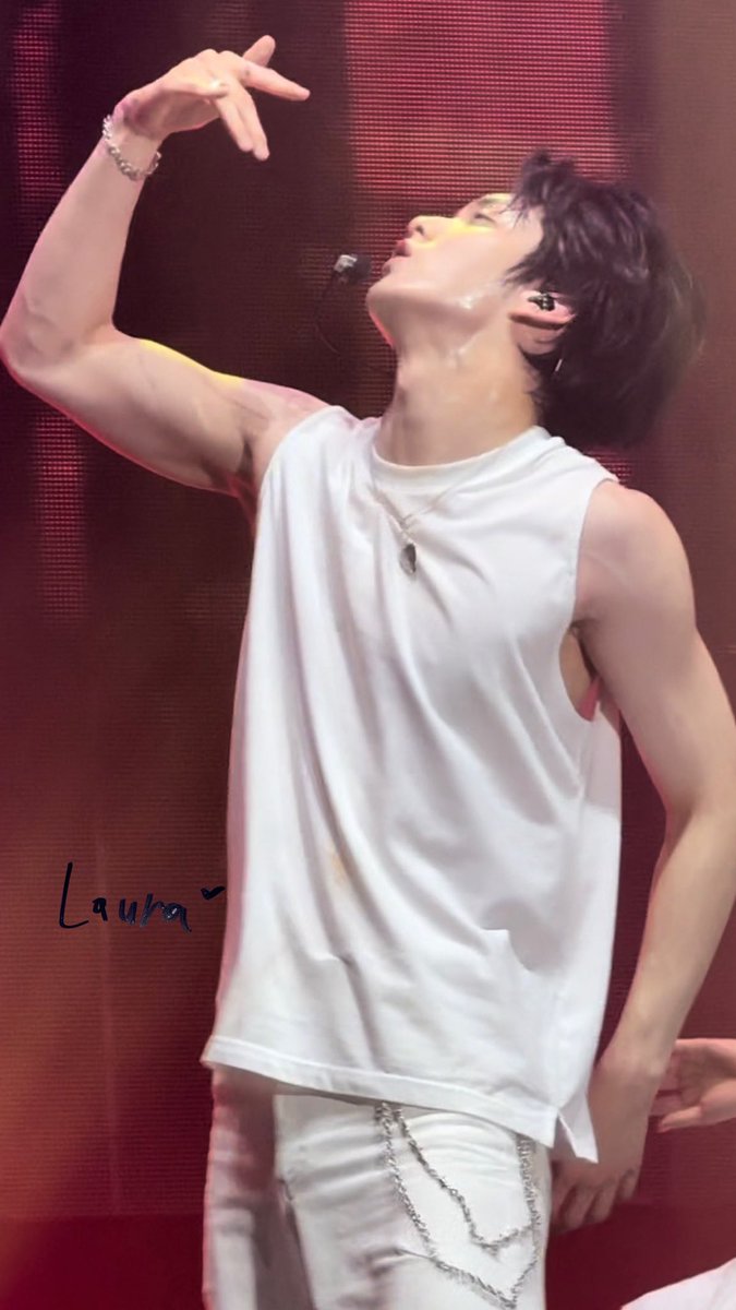 juyunism's tweet photo. SOOBIN PITS AND BICEPS DAMN HE'S BIG https://t.co/YM90mgSwv0