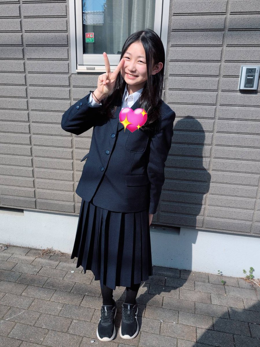 runanandesuga's tweet photo. なんとなんと！！今日は今年初めての学校でした！✨

いつも見られないけど、一応中3なの🤭💗

これからもお仕事にお勉強頑張らなきゃっ！👊🏻💖

ぜひぜひ応援よろしくねぇ😽💕

 #学校  #制服  #頑張る  #応援  #中3   #初めて  #お仕事  #勉強 https://t.co/srlVdgBago