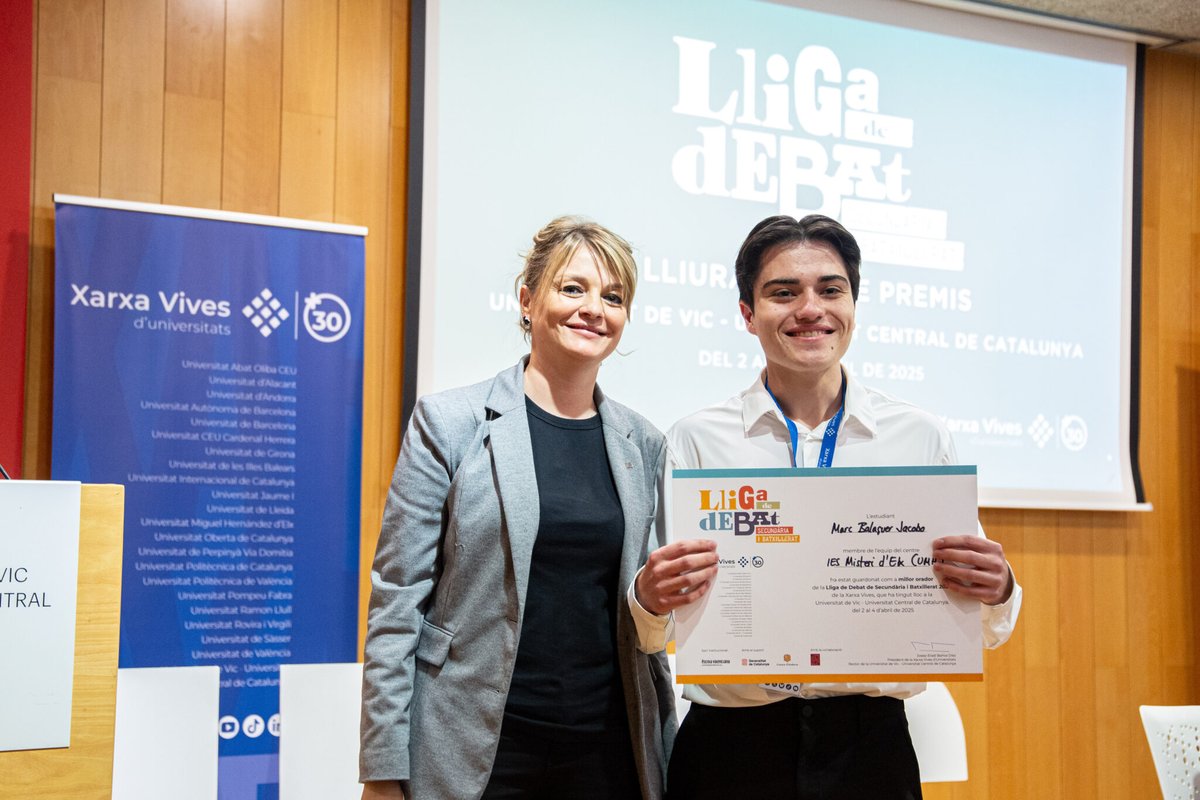 Enhorabona! 👏👏 Durant la gran final de la Lliga de Debat de Secundària i Batxillerat de la <a href="/xarxavives/">Xarxa Vives d'Universitats</a>, el jurat ha distingit l’estudiant Marc Balaguer Jacobo, membre de l’equip de <a href="/iesmisteridelx_/">IES Misteri d'Elx</a> (representant de la #UMH), amb el guardó de millor orador de la competició 🏅🗣️