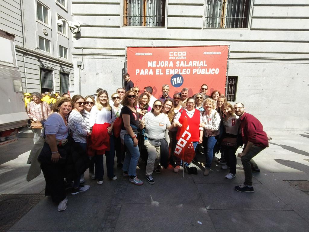 📢 Hoy nos concentramos frente al Ministerio de Hacienda en 📍#Madrid

⭕Los servicios públicos son nuestro derecho como clase trabajadora.
#8AbrilCCOO

Únete, porque #SinTiNoFunciona