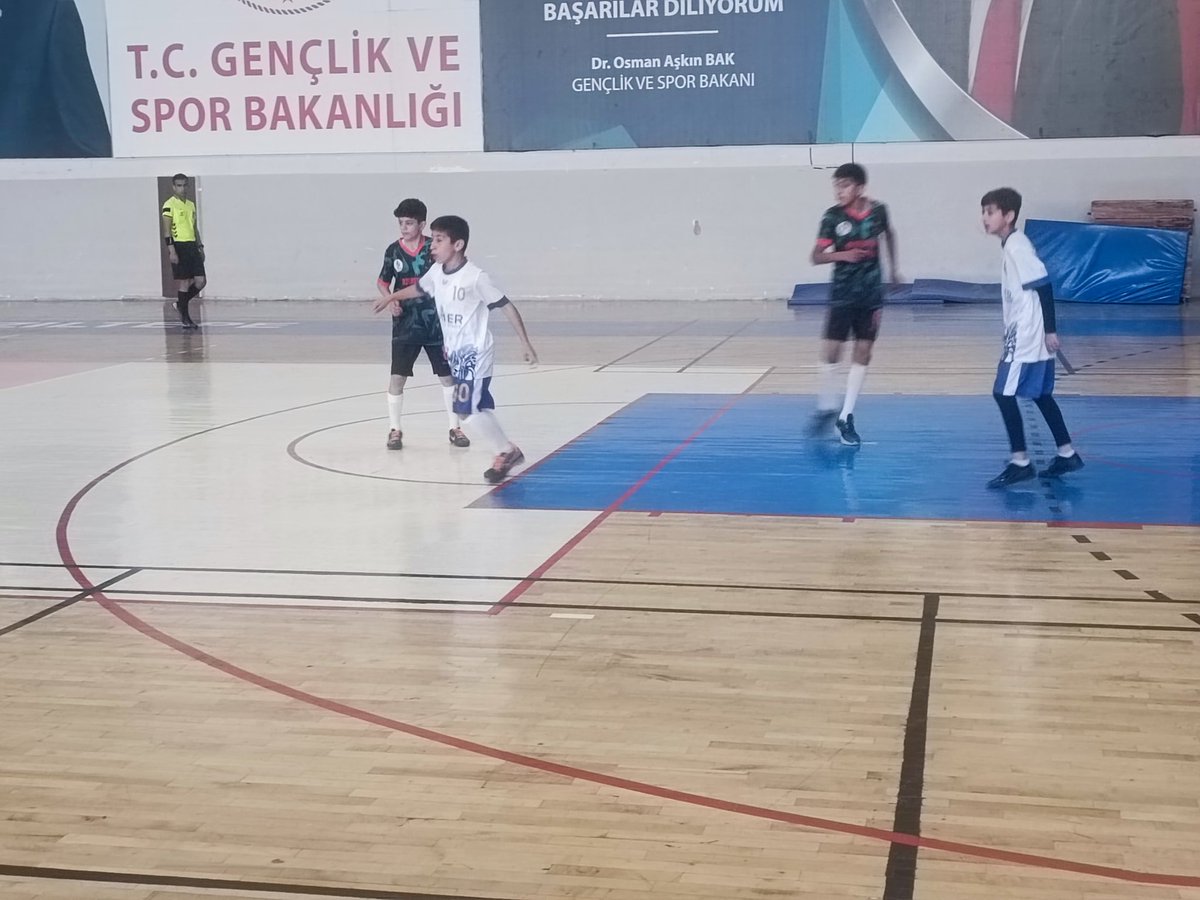 Okul Futsal takımımız Küçük Erkekler kategorisinde Mezopotamya Ortaokulu'nu 9-1 yenerek  2. Maçından da galibiyetle ayrıldı. Emek sarfeden Beden eğitimi öğretmenlerimiz Nurettin URTEKİN,Meltem MEMİŞ ve Gülsüm GELİNCİK'e teşekkür ederiz.