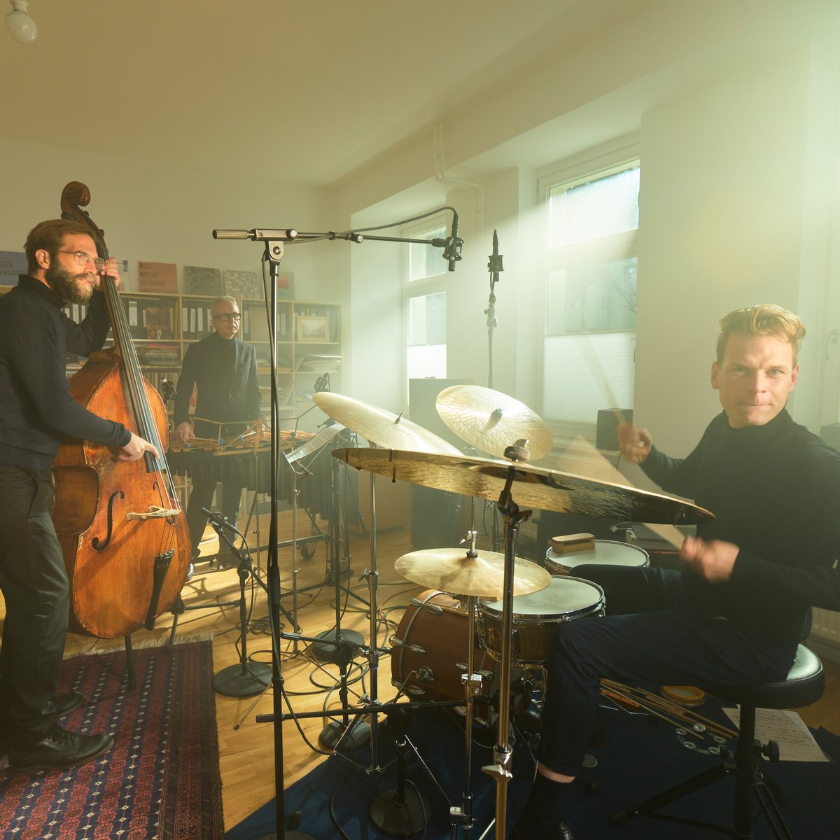 DellLilliWester's tweet photo. Vor genau einem Monat fand in Berlin die erste #Paul-#Robeson-#Session statt, bei der wir unsere Arbeitsweise als Composer-Performer-Trio und neues Material live vorgestellt haben. Danke allen Gästen für den Besuch, die vielen Fragen und den Austausch! Im Mai geht’s weiter... https://t.co/igJcV8Jrlt