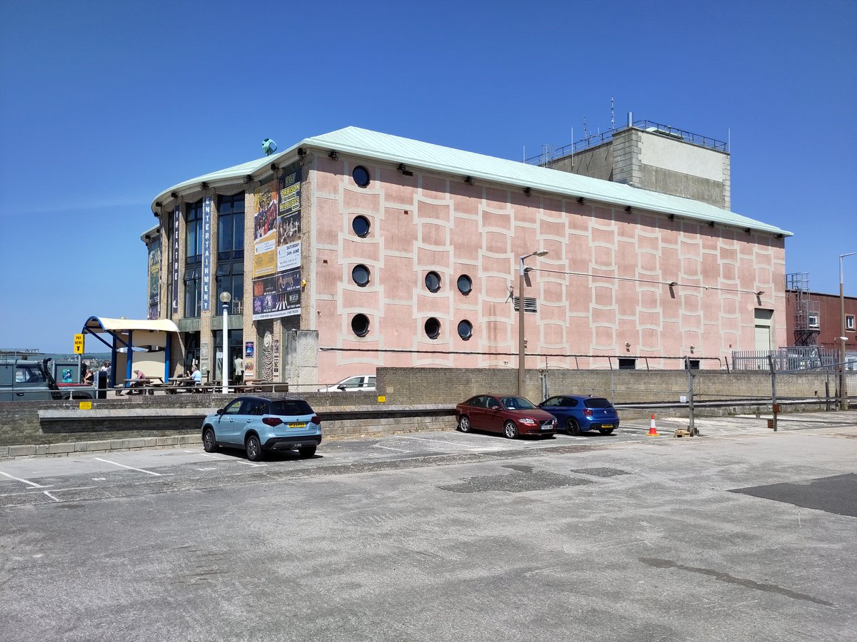 SeasideFerry's tweet image. One of my favourite bits of #WeymouthPavilion is this patterned wall facing the harbour. It&apos;s a real surprise when you turn the corner but colour plus mix of rough and smooth textures is great #C20seasidearchitecture #seasideheritage #midcenturymodern