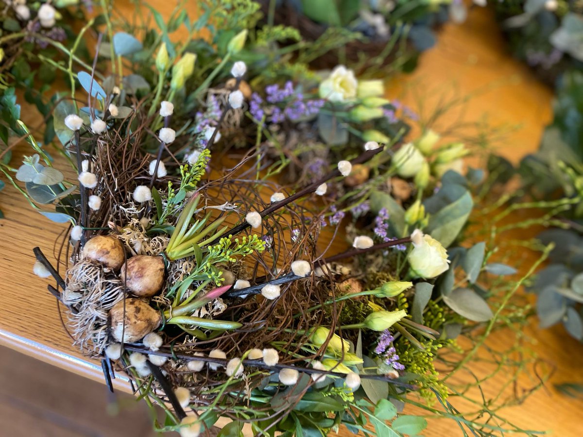 DialArch's tweet image. Last call for wreath making fun! 
Join us on Friday 18th April for our Easter Wreath Making workshop 🌸
Create a gorgeous centrepiece with pro tips from our florist Nicola and sip on a glass of fizz whilst you craft! 🥂
#easter #easterworkshop #easterweekend #wreathmaking