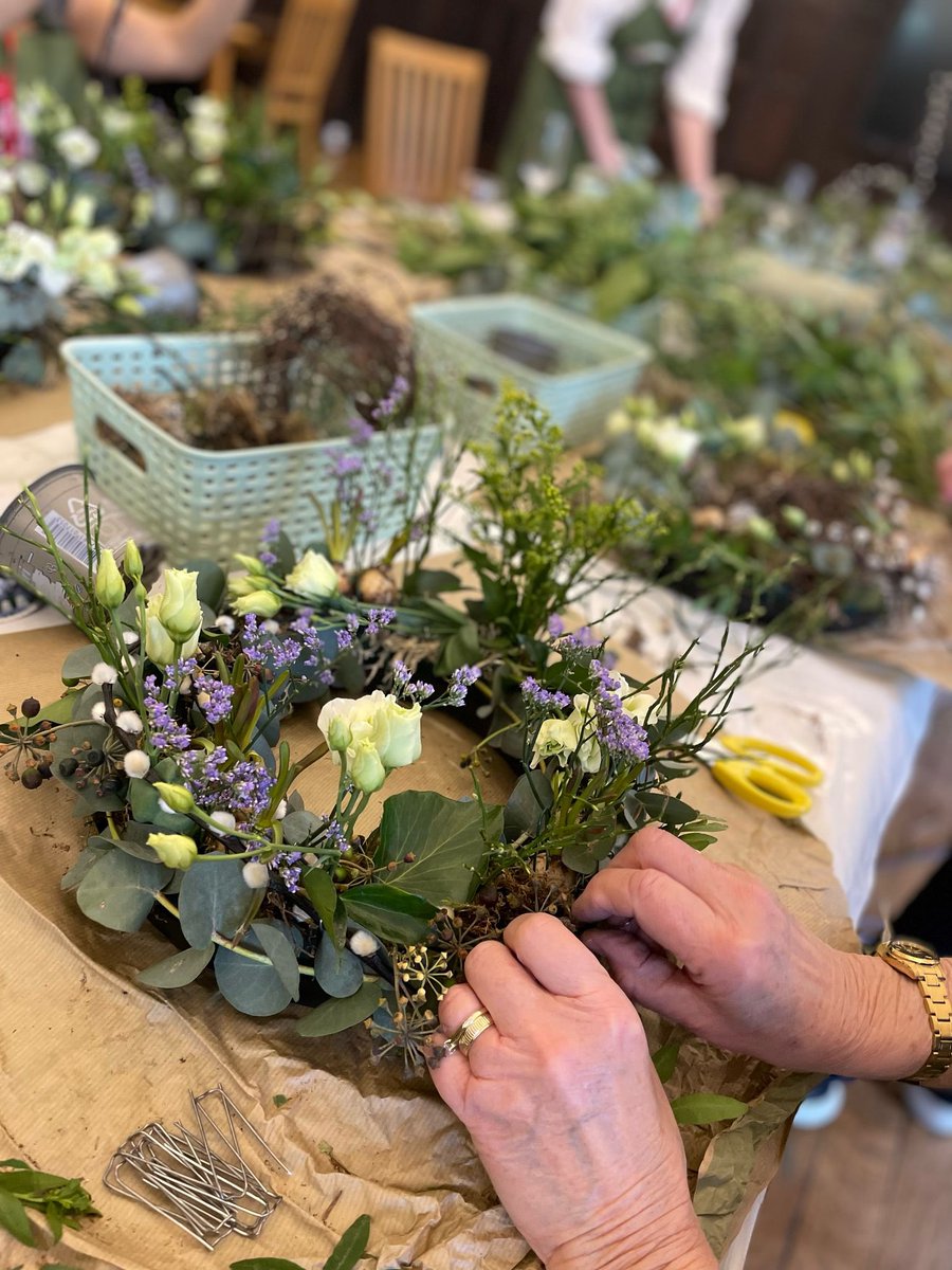 DialArch's tweet image. Last call for wreath making fun! 
Join us on Friday 18th April for our Easter Wreath Making workshop 🌸
Create a gorgeous centrepiece with pro tips from our florist Nicola and sip on a glass of fizz whilst you craft! 🥂
#easter #easterworkshop #easterweekend #wreathmaking