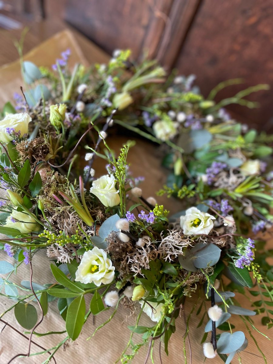 DialArch's tweet image. Last call for wreath making fun! 
Join us on Friday 18th April for our Easter Wreath Making workshop 🌸
Create a gorgeous centrepiece with pro tips from our florist Nicola and sip on a glass of fizz whilst you craft! 🥂
#easter #easterworkshop #easterweekend #wreathmaking
