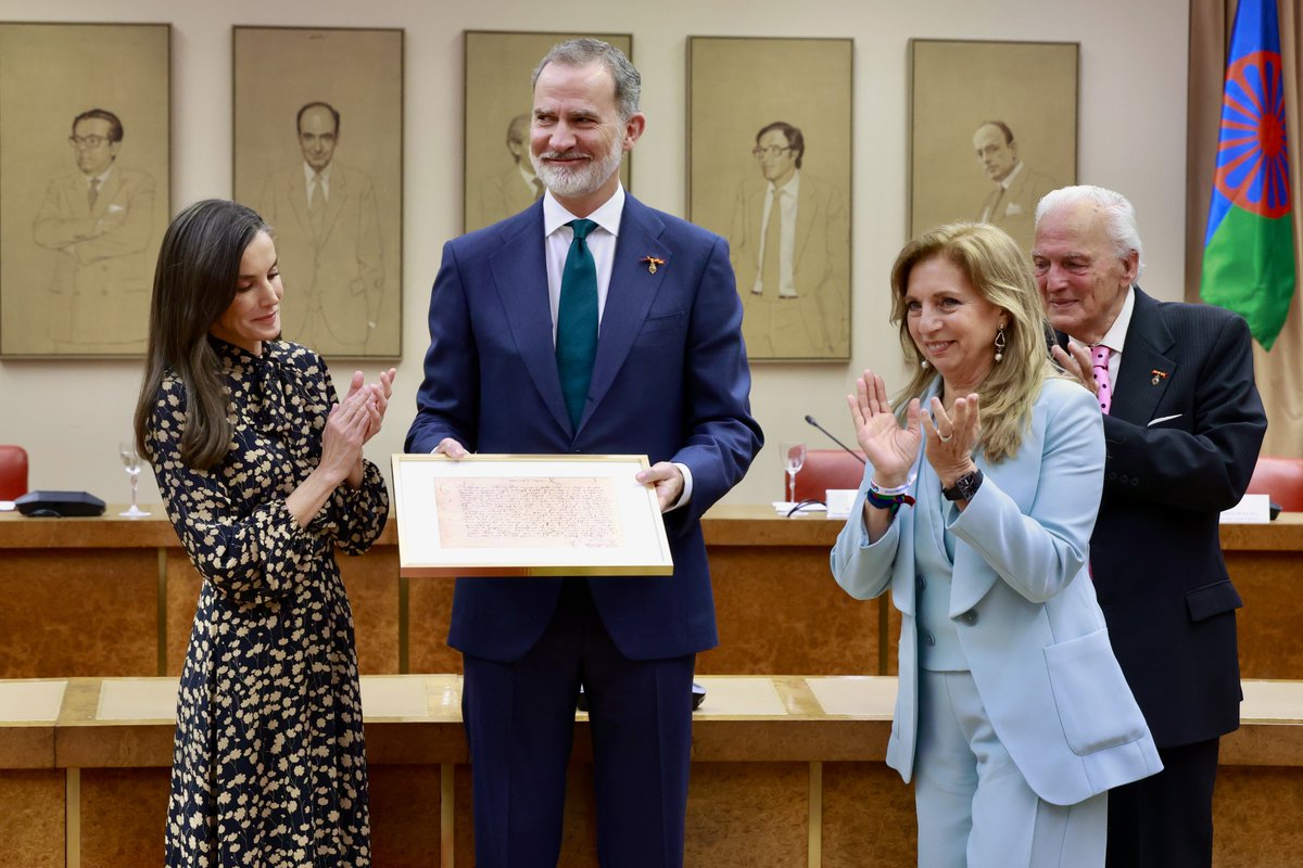 Los Reyes reciben los símbolos del Pueblo Gitano, la bandera gitana y una reproducción del salvoconducto otorgado por el rey Alfonso V de Aragón en 1425, primer testimonio de la presencia gitana en la Península Ibérica, en el acto conmemorativo del “Día Internacional del Pueblo