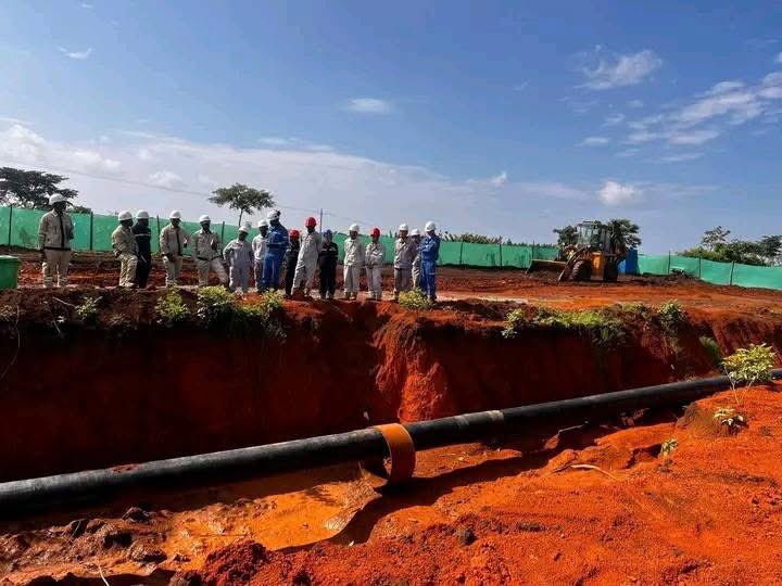 cunayee's tweet photo. The East African Crude Oil Pipeline (EACOP) spans 1,443km, transporting Uganda’s crude oil from Kabaale to the Chongoleani Peninsula near Tanga Port, Tanzania.
#AfricanResources #Africa #AfricaOil https://t.co/pFLFAKv8IQ