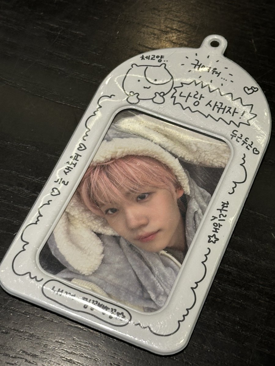 #RT 포카 주인을 찾습니다.ᐟ.ᐟ

길바닥에서 외롭게 울고 있던 #클로즈유어아이즈 #켄신 군을 임시 보호하고 있습니다 • ᴗ •̥ ˳ ˳

아기 남친을 분실하신 클로저 분은 분실 장소와 해당 포카 사진 디엠으로 보내주세요‼️