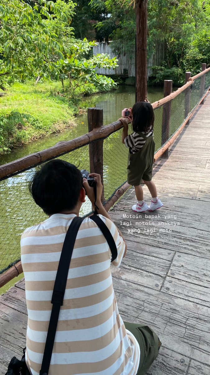 dit_ahr's tweet photo. "Babaa.. Jingga mau moto juga kaya baba.." 

Jadilah klo lagi liburan bapaknya bawa kamera anaknya bawa kamera juga.. https://t.co/1T6x0moFOu