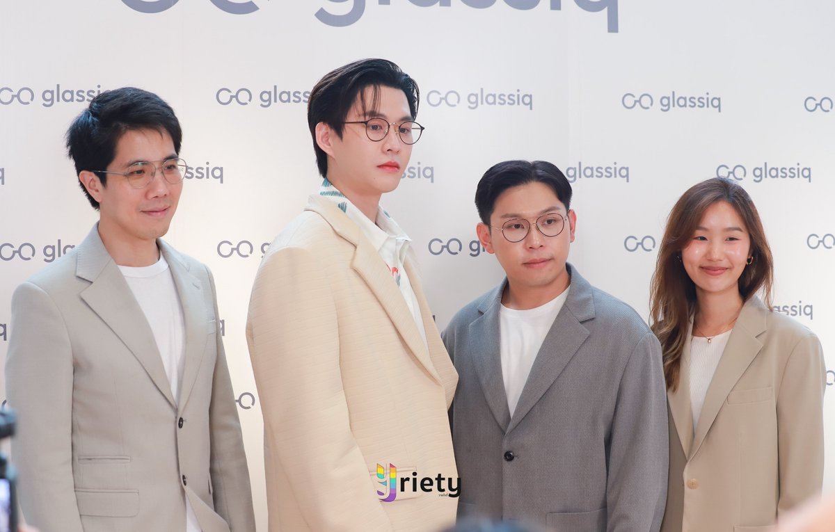 Yriety's tweet photo. ผู้บริหาร และ "บีเวอร์ พรรษพล" ในงานเปิดตัวคอลเลคชันแว่น glassiq | Bever "Beyond Ordinary" 🕶️👀✨
GLASSIQ X BEVER
#GlassiqxBever #bbverpj
#beyondordinary #glassiqbever
#GlazziqtoGlassiq #Glassiq
#Yriety https://t.co/lm1cPKBGxp