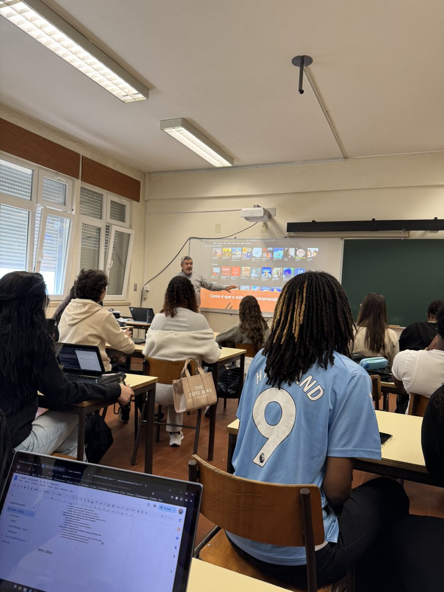 Nat45p's tweet photo. En mobilité à l'école Leal da Cámara, Portugal. 
Découverte d'un enseignement des LVE communicationnel avec des manuels mais très efficace. Usages différents du numérique et fort engagement européen.
Une expérience qui fait évoluer nos pratiques !
@ac_orleanstours @ErasmusplusFR https://t.co/dLxewwPYTd