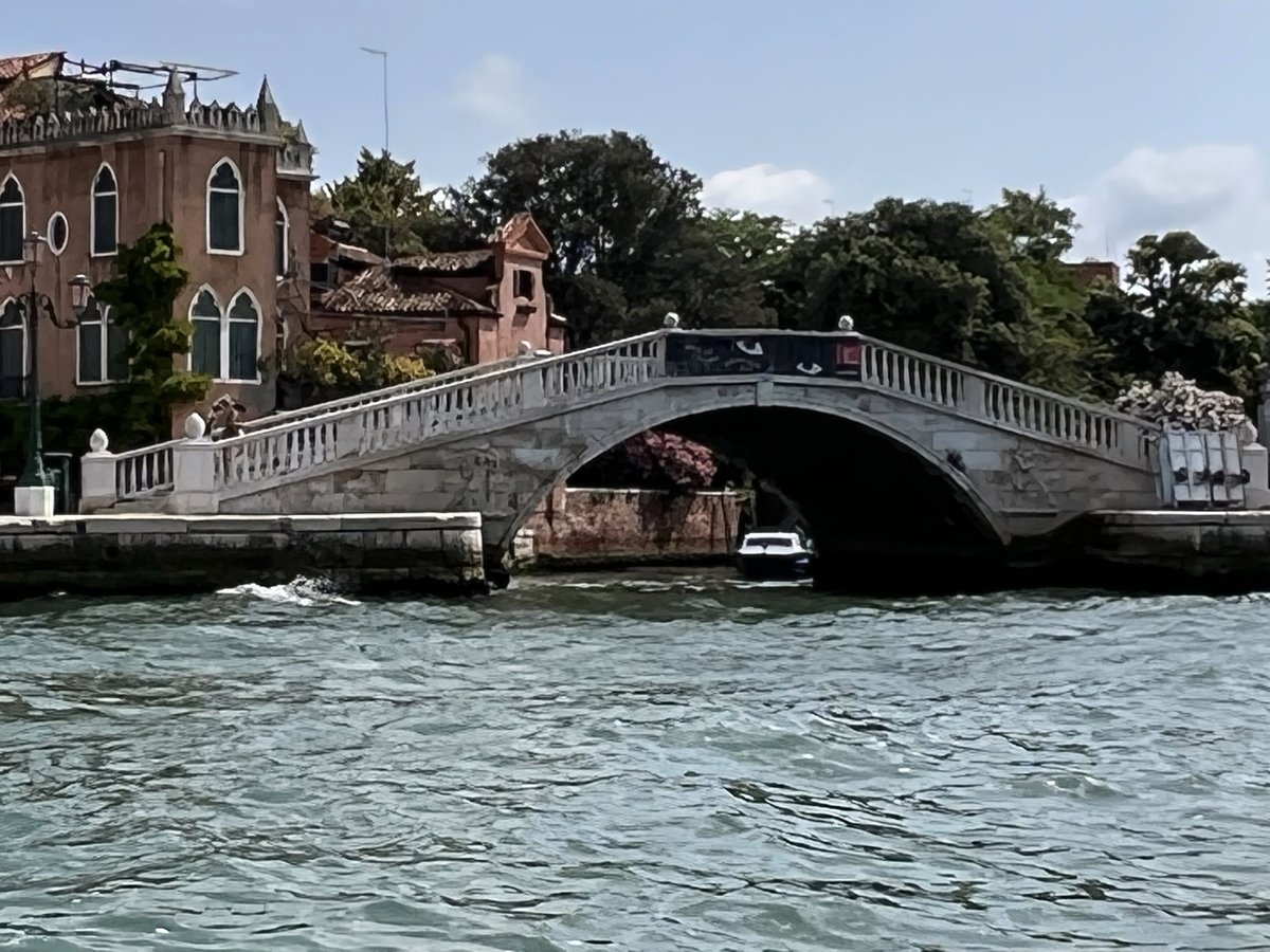 juanchapar's tweet photo. Ponte dei Sette Martiri, Venezia Giugno 2022
#architecturephotography #venicebuildings #venicephotos
#arteveneciano #venicebuildings #venicephoto #digitalart
#edificiosvenecia #edificiositalia
#fotosvenecia #fotosdeedificios
#photographyart #venicemonuments #munumentosvenecia https://t.co/pf0s9rQ9PR