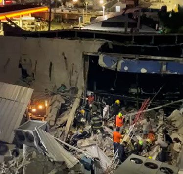 HollySanchezSFM's tweet photo. #Tragedia en la República Dominicana,  hoy martes 8 de abril. 
El General Juan Manuel M. dice que pueden haber sorpresa alarmante de muertos. #TragediaEnRD DiscotecaJetSet #JesSet 13 fallecidos y 94 heridos. https://t.co/2jdBKvI0WW