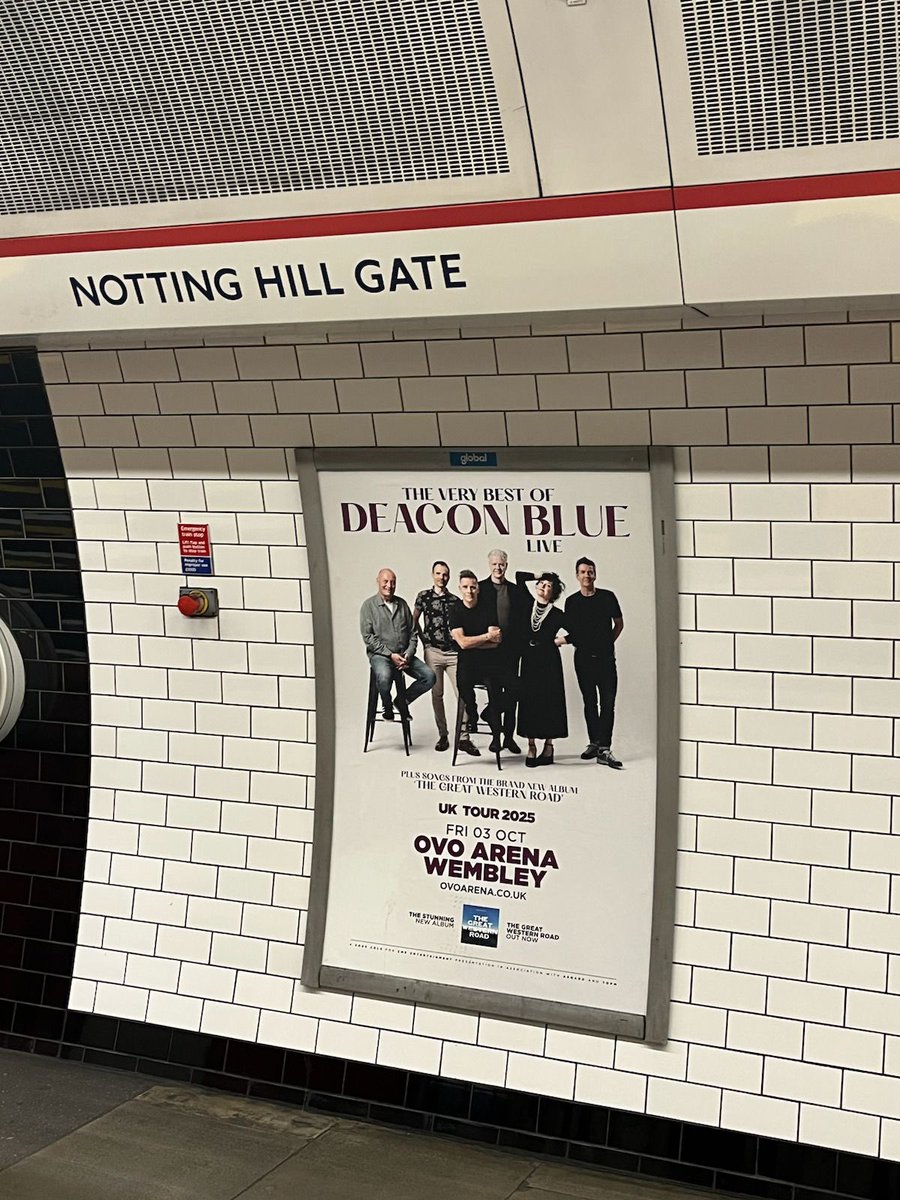 We had a lovely time in London after Friday’s Shepherd’s Bush show! Couldn’t help noticing this up-and-coming band popping up all over the Underground though! Anyone know them?! 😂💙