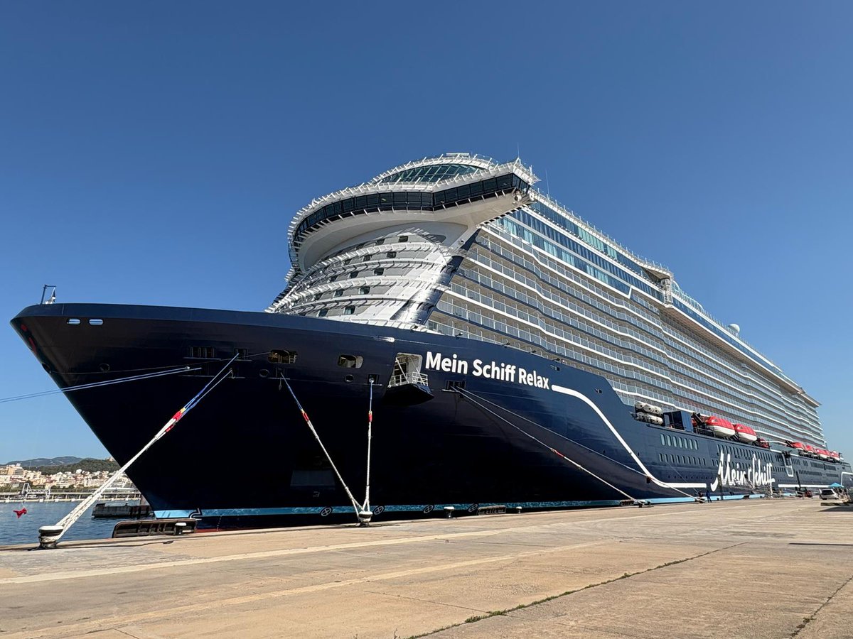 PortsdeBalears's tweet photo. 🚢 Hemos recibido en el #PuertoDePalma la primera escala del crucero Mein Schiff Relax, propulsado por GNL, un paso más hacia la navegación sostenible.

📌 Jorge Martín (APB) entregó la metopa al capitán Todd Burggmann. ¡Bienvenidos! ⚓🌱 https://t.co/E0dITHPmyI