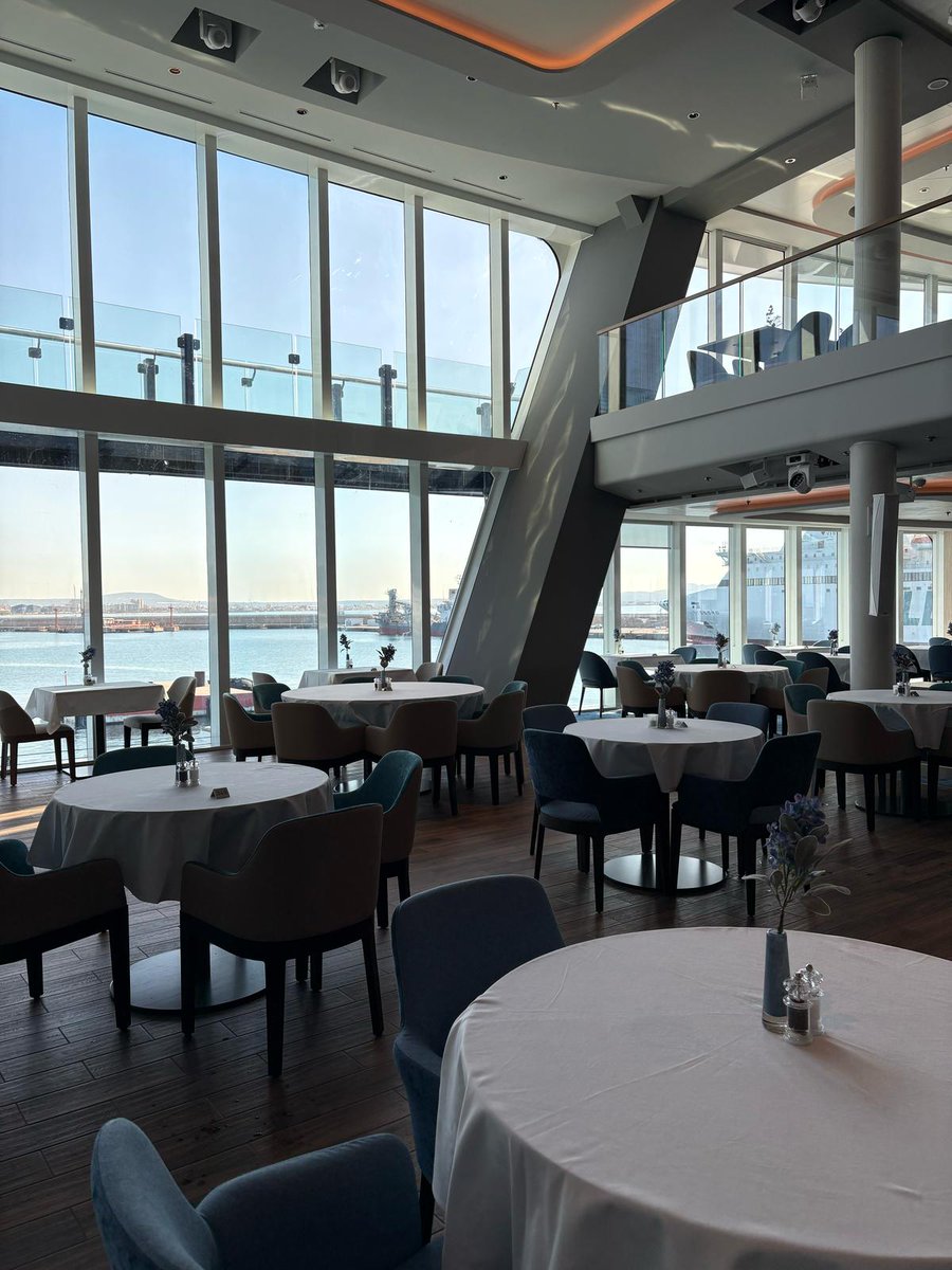 PortsdeBalears's tweet photo. 🚢 Hemos recibido en el #PuertoDePalma la primera escala del crucero Mein Schiff Relax, propulsado por GNL, un paso más hacia la navegación sostenible.

📌 Jorge Martín (APB) entregó la metopa al capitán Todd Burggmann. ¡Bienvenidos! ⚓🌱 https://t.co/E0dITHPmyI