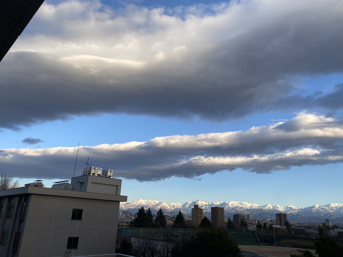 metLabToyama's tweet photo. 本日は富山大学の入学式でした！
入学された皆様、
おめでとうございます🎉🎊

気象・海洋にご興味がありましたら、お気軽に学生部屋・3研究室合同ゼミへお越しください！ https://t.co/fVQQHwCMIC