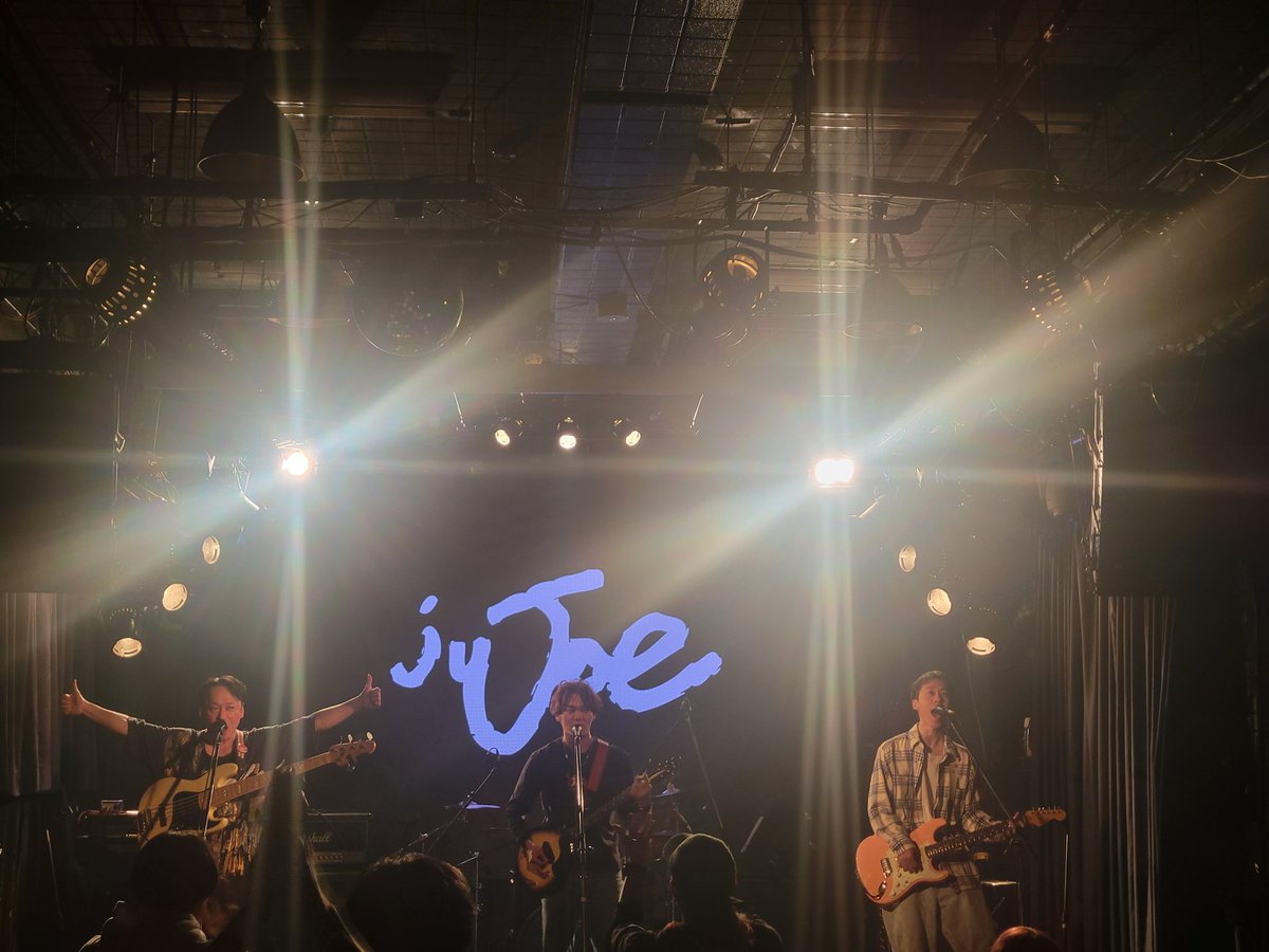 WildSideTokyo's tweet photo. juJoe
@juJoe_info

緩急自在のMCを絡めたライブ運び、楽しくカッコよくアツく、何よりバンド、ライブ、ライブハウスを無茶苦茶に楽しんでいる姿を見せてくれるjuJoe！

次のライブは5/3西永福JAMのJAM FES！
音楽専門校ESPと学生達とのコラボで生まれた最新MV"supersonic"
https://t.co/bEUOaLaejz https://t.co/dplg1Pn7cX