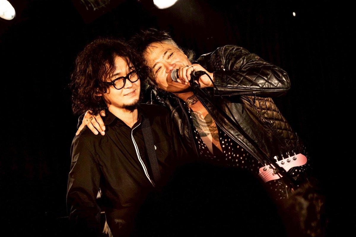 keitaeatworld's tweet photo. ツアーファイナル

ゲストで出演してくれた
ØUROBROSのヨシヤさんモトアキさん兄弟
DJしてくれたヒロミツさん(OXYMORPHONN / KYONO BAND)

道を極め続ける人達に
俺は一生憧れてる
宝物の様な一日を過ごした

とんでもないパワーのある兄貴たち
マジでありがとうございました

📸 3,4 by @nozomeeeeee https://t.co/ndWTW4IYLZ