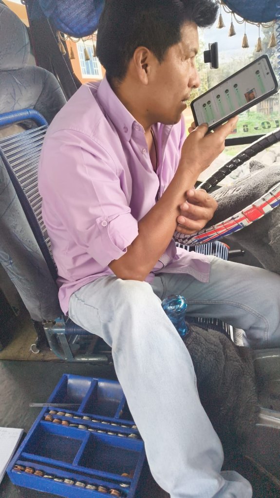 Payatronico's tweet photo. La unidad 3765 de la @CompGuadalajara  se orilla en la calle e7 y De Los Arupos, abolla mi auto, voy a ver al chofer y muestro el vídeo, el señor no se hace responsable, esto es típico de esta gente, toca ir a la @FiscaliaEcuador, la cooperativa no responde a mensajes ni llamadas https://t.co/jIpHvh13Ba