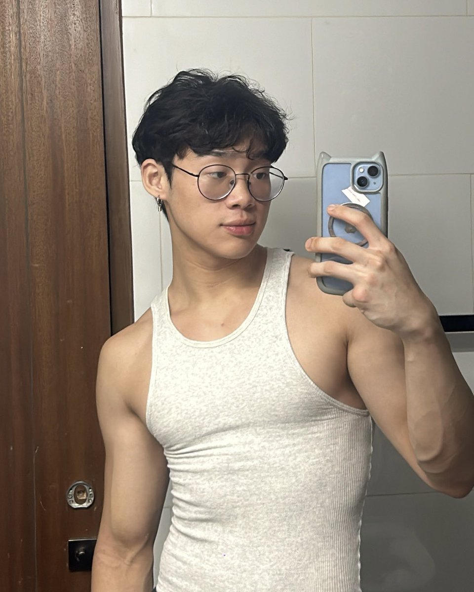 aikeeafurniture's tweet photo. new hair who dis https://t.co/QiKhWI2yeW