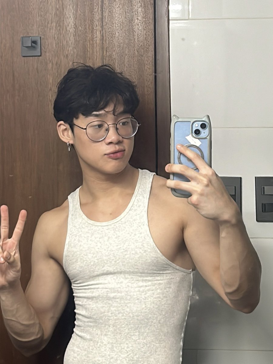 aikeeafurniture's tweet photo. new hair who dis https://t.co/QiKhWI2yeW