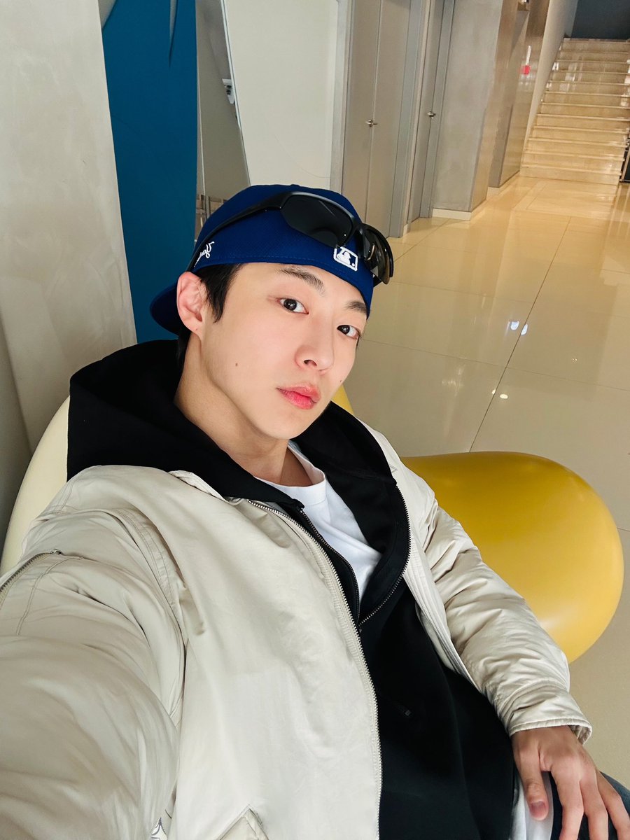 YYentertain's tweet photo. 배인혁 선글라스 낀 거 보고 알았어.
눈부신 건 햇살이 아니라 그쪽이었구나.

오늘 밤 10시 40분! 
배인혁 배우가 출연하는 
JTBC <길바닥 밥장사> 
많은 관심과 시청 부탁드립니다💚🍐🍐

#배인혁 #BaeInHyuk
#길바닥밥장사
#YYentertainment https://t.co/6CwRF5LSSI