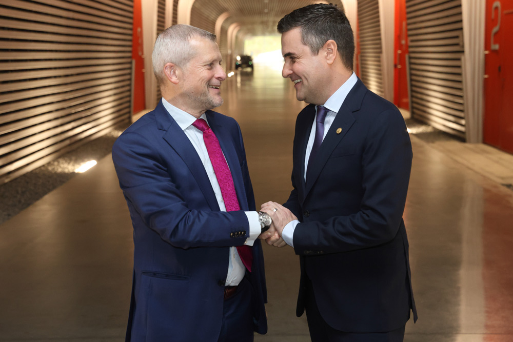 Estrategianet's tweet photo. El nuevo director general de #Basquevolt, #PabloFernández, mantiene un primer encuentro informal con el consejero @Mikel_Jauregi_
https://t.co/qQHLY6TZoI https://t.co/NWTB76iAMJ