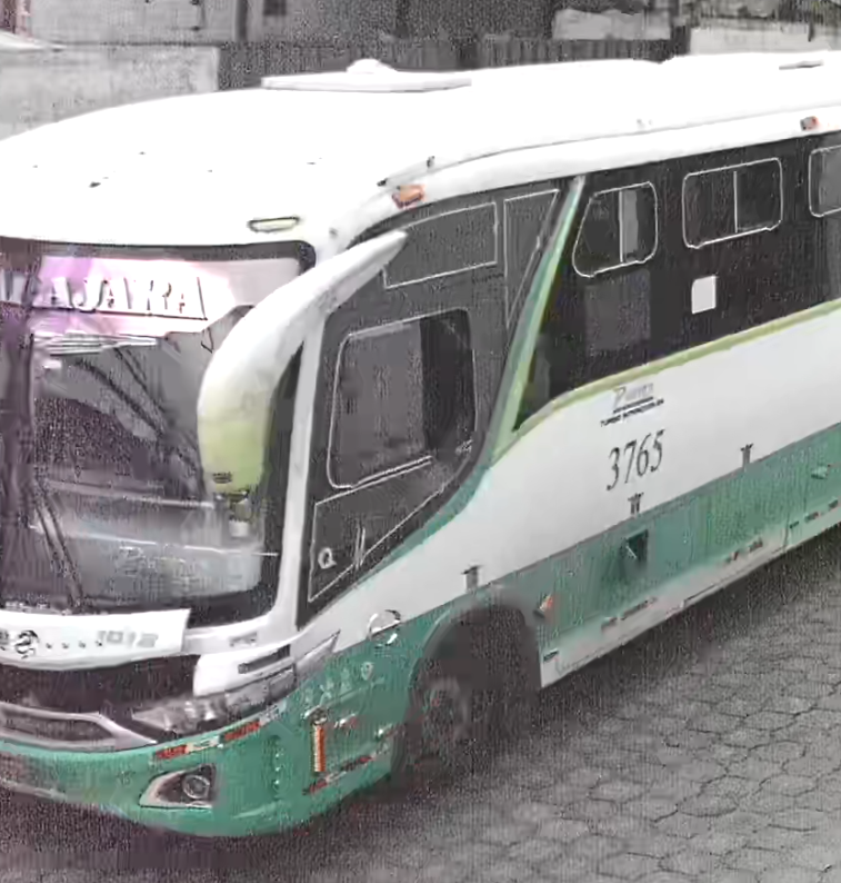 Payatronico's tweet photo. La unidad 3765 de la @CompGuadalajara  se orilla en la calle e7 y De Los Arupos, abolla mi auto, voy a ver al chofer y muestro el vídeo, el señor no se hace responsable, esto es típico de esta gente, toca ir a la @FiscaliaEcuador, la cooperativa no responde a mensajes ni llamadas https://t.co/jIpHvh13Ba