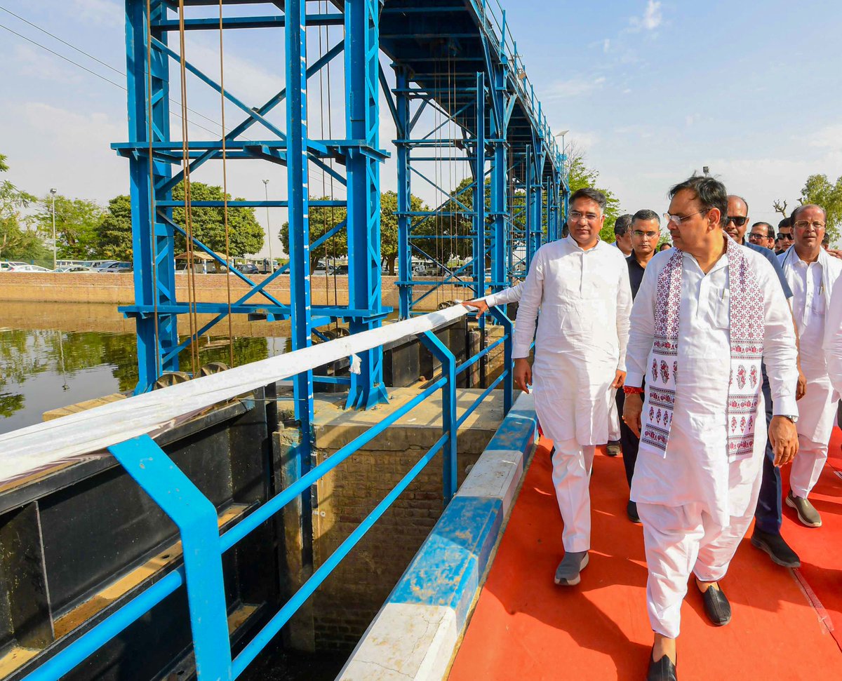 BhajanlalBjp's tweet photo. आज हनुमानगढ़ में लखूवाली हेड का निरीक्षण किया। इस दौरान उपस्थित अधिकारियों को जल प्रबंधन, सुरक्षा व्यवस्था, परिचालन प्रक्रिया एवं समुचित रखरखाव हेतु आवश्यक दिशा-निर्देश दिए। https://t.co/eeabz2JqNV