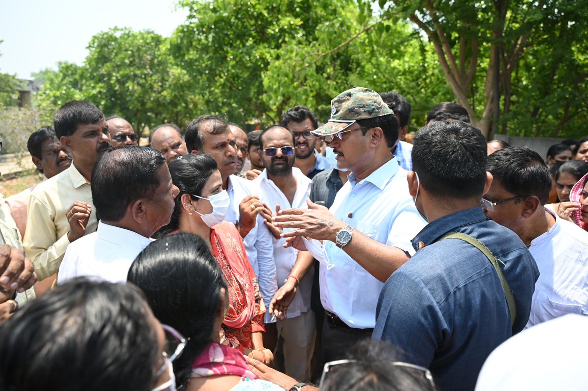 Comm_HYDRAA's tweet photo. స్మ‌శాన‌వాటిక క‌బ్జాపై హైడ్రాకు ఫిర్యాదు
మ‌చ్చ‌బొల్లారంలో ప‌ర్య‌టించిన క‌మిష‌న‌ర్ 

🔷అల్వాల్ మండలం మచ్చబొల్లారంలోని మోతుకుల కుంట చెరువుకు చేరువుగా ఉన్న హిందూ స్మ‌శాన‌వాటికను మంగ‌ళ‌వారం ప‌రిశీలించిన హైడ్రా క‌మిష‌న‌ర్ శ్రీ ఏవీ రంగ‌నాథ్‌గారు. 

🔷హిందూ స్మ‌శాన‌వాటిక‌ను రామ్‌కీ సంస్థ క‌బ్జాచేసి.. అందులో చెత్త డంపిగ్ చేయ‌డంతో పరిసరాలు దుర్గంధబరితంగా మారాయని మ‌చ్చ‌బొల్లారం రెసిడెంట్స్ వెల్ఫేర్ అసోసియేష‌న్ జాయింట్ యాక్ష‌న్ క‌మిటీ హైడ్రాకు ఫిర్యాదు చేసిన నేప‌థ్యంలో హైడ్రా క‌మిష‌న‌ర్ క్షేత్ర‌స్థాయిలో ప‌ర్య‌టించారు.

🔷స‌ర్వే నంబ‌రు 199లో మొత్తం 15.19 ఎక‌రాల స్థ‌లాన్ని హిందూ స్మ‌శాన‌వాటిక‌కు కేటాయించ‌గా.. ఆ స్థ‌లంలో రామ్‌కీ సంస్థ చెత్త డంపింగ్ చేయ‌డాన్ని , అనుమ‌తులు లేకుండా చేప‌ట్టిన నిర్మాణాల‌ను హైడ్రా క‌మిష‌న‌ర్ ప‌రిశీలించారు. 

🔷మండుటెండలో పెద్ద ఎత్తున స్థానికులు కమిషనర్ పర్యటనలో పాల్గొన్నారు. మ‌హిళ‌లు కూడా పెద్ద‌యెత్తున వ‌చ్చి క‌మిష‌న‌ర్‌కు స‌మ‌స్య‌ల‌ను వివ‌రించారు. 

🔷ఇదే విషయంపై స్థానిక  ఎంపీ ఈట‌ల రాజేంద‌ర్ గారు, ఎమ్మెల్యే రాజ‌శేఖ‌ర్ రెడ్డిగారు, మాజీ ఎమ్మెల్యే మైనంప‌ల్లి హ‌నుమంత‌రావు గారి నుంచి ఫిర్యాదులు అందిన‌ నేప‌థ్యంలో  ఈ సమస్యను పరిశీలించి, పరిష్కార మార్గాలు చూపాల‌ని తనతో పాటు  జీహెచ్ ఎంసీ కమిషనర్ ఇలంబర్తి గారికి మంత్రి  శ్రీధర్ బాబు గారు చెప్పారని హైడ్రా కమిషనర్ శ్రీ ఏవీ రంగనాథ్ గారు మీడియాకు తెలిపారు.

🔷రామ్‌కీ సంస్థ‌కు రెండు ఎక‌రాల స్థ‌లం కేటాయించిన‌ట్టు త‌మ దృష్టికి వ‌చ్చింద‌ని.. అయితే ఇక్క‌డున్న ప్ర‌భుత్వ భూమి మూడు నాలుగు ఎక‌రాల వ‌ర‌కూ ఆక్ర‌మించి నిర్మాణాలు చేప‌డుతున్న‌ట్టు వ‌చ్చిన ఫిర్యాదుల‌ను ప‌రిశీలించాం. 

🔷త‌క్ష‌ణ‌మే నిర్మాణాల‌ను ఆపేయాల‌ని రామ్‌కీ సంస్థ‌ను ఆదేశించాం. ప్ర‌భుత్వ భూమి  కబ్జా కాకుండా చూస్తాం.  అలాగే జ‌నావాసాల మ‌ధ్య చెత్త డంపింగ్ యార్డును నిర్వ‌హిస్తుండ‌డంతో  ఇబ్బందిక‌ర ప‌రిస్ఙితుల‌ను గ‌మ‌నించాం.  

🔷చెత్త డంపింగ్ యార్డును త‌ర‌లించాల‌ని స్థానికులు చేస్తున్న ప్ర‌తిపాద‌న‌ను ప్ర‌భుత్వ దృష్టికి  తీసుకెళ్తామ‌ని క‌మిష‌న‌ర్ చెప్ప‌డంతో స్థానికులు హ‌ర్షం వ్య‌క్తంచేశారు. 

🔷దుర్గంధంతో..  ఇబ్బందులు ప‌డుతున్నామ‌ని తాము ఫిర్యాదు చేసిన వెంట‌నే ఇక్క‌డికి వ‌చ్చి.. చెత్త డంపింగ్ యార్డును ప‌రిశీలించిన క‌మిష‌న‌ర్‌ను స్థానికులు అభినందించారు.

@TelanganaCMO #HYDRAA