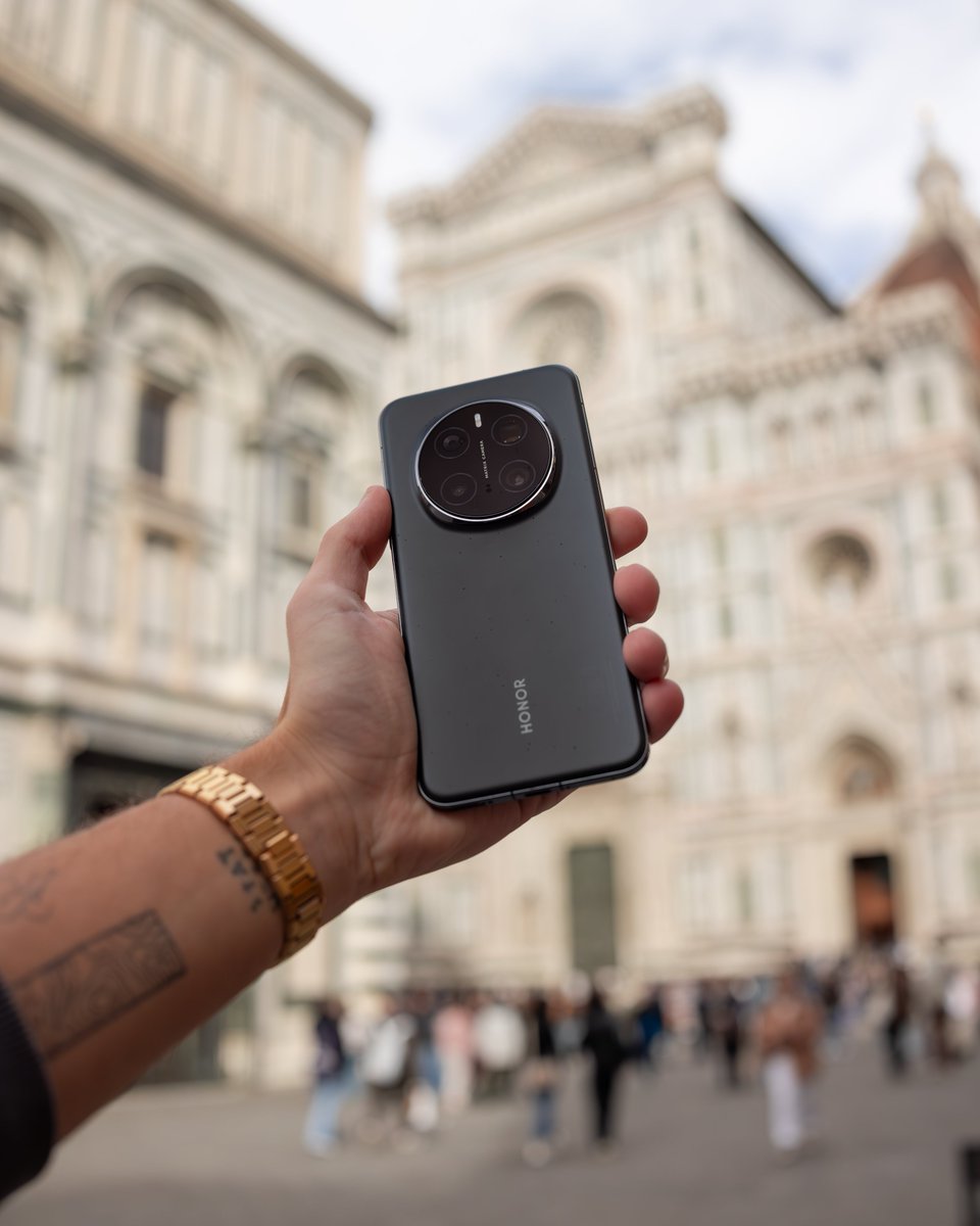 Honorglobal's tweet photo. The spot vs the image: Italy edition

🤳:@boyanortse 

#HONORMagic7 https://t.co/XnqoZjZkva