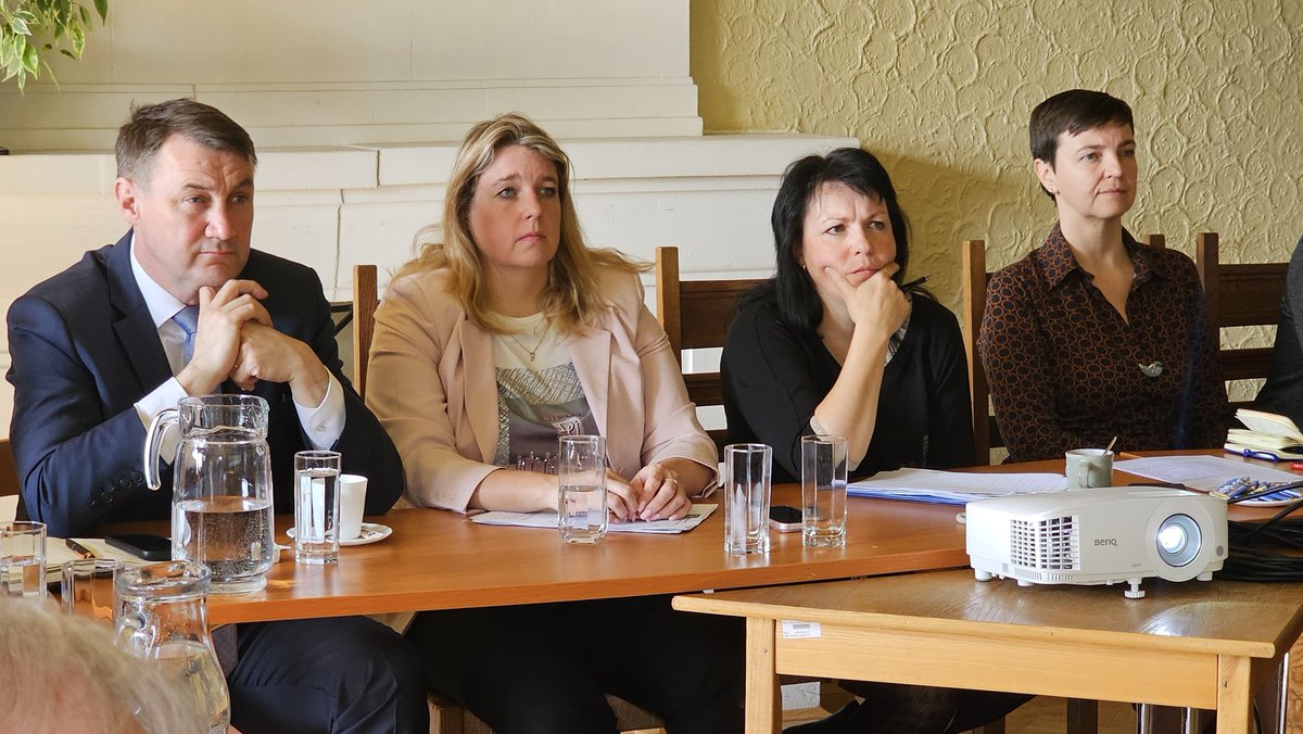 Rychlejší vlakové spojení z Liberce do Prahy patří mezi krajské priority. Dnešního představení nové podoby tét železnici se zúčastnily také starostky obcí Čtveřín a Hodkovice nad Mohelkou. Budoucí trať, kterou představili zástupci <a href="/Spravazeleznic/">Správa železnic</a>, se obou obcí dotkne. Hejtman